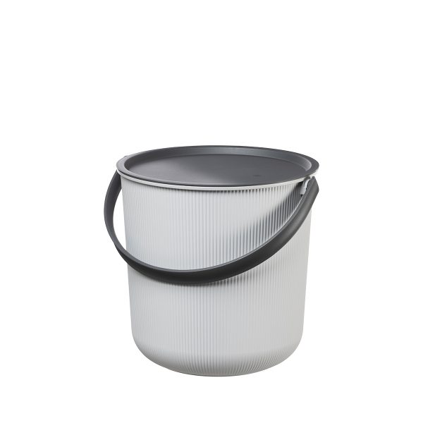 Akita 10L, storage bucket with a clear Scandinavian design. It can be used used for storing a wide variety of things including towels, blankets, magazines or as a plant bucket. This bucket is light grey and the lid and handle are black.
