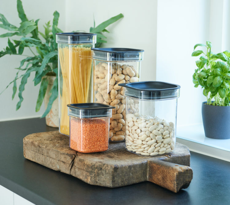 Hamburg is an elegant series of canisters for storing dry food. Containers have round corners and are available in 4 sizes.