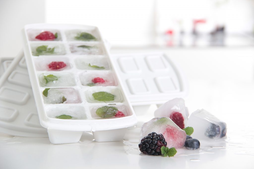 Ice Cube Tray with a practical lid that protects from spilling. It is avaliable in three colors: blue, red and white.