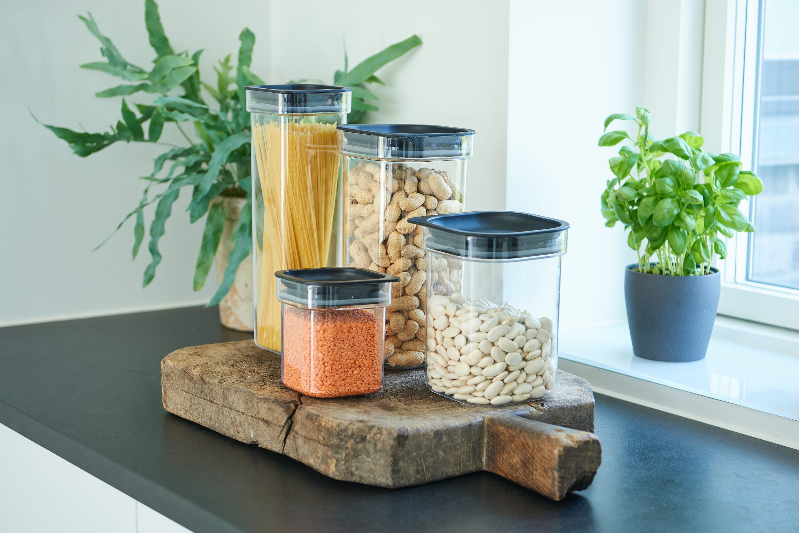Hamburg is an elegant series of canisters for storing dry food. Containers have round corners and are available in 4 sizes.
