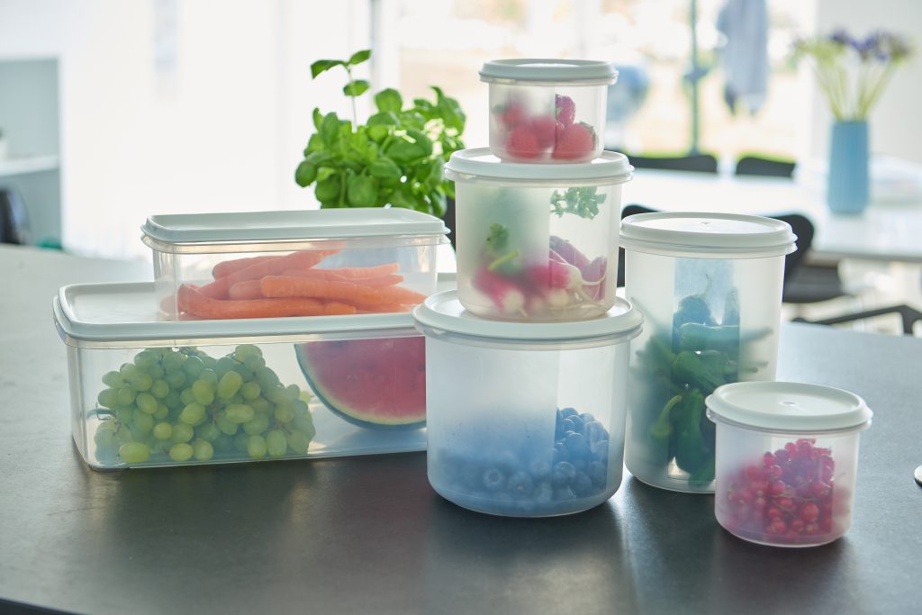 Margerit is a series of freezer boxes in sizes from 0,25 to 8 L, including 5 round and 4 square shapes. They have soft, flexible lid. Containers stand on a tabletop in a kitchen.
