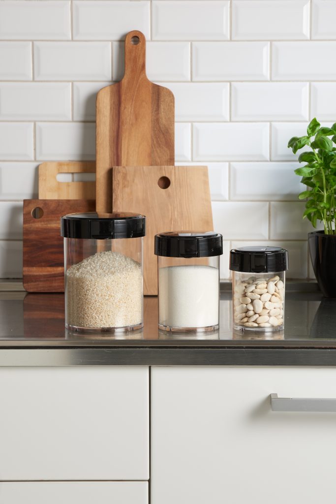 Mary canisters sizes are ranging from 0,6 to 2L. They come in a minimalistic and simple design that fits to every kitchen. Containers stand on a tabletop in a kitchen.