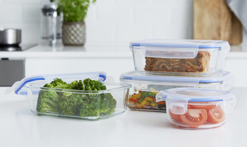 Warzywa i posiłek schowane w czterech pojemnikach plastikowych Lyngby